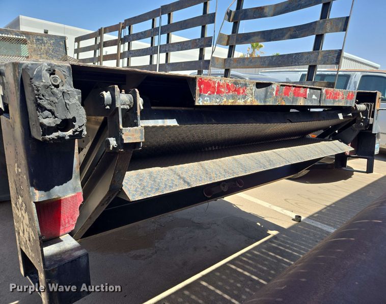 image for item EC0989 1995 International 4700  flatbed truck