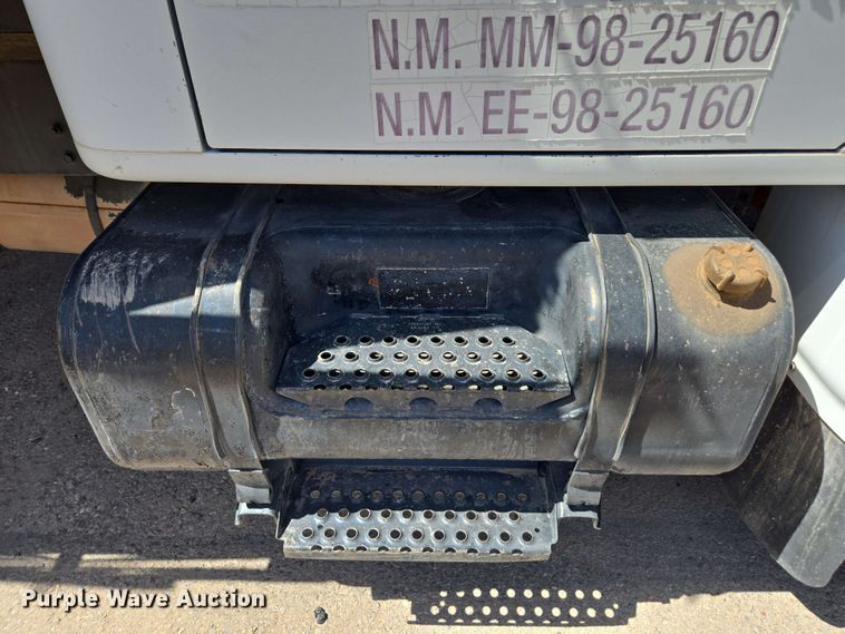 image for item EC0989 1995 International 4700  flatbed truck