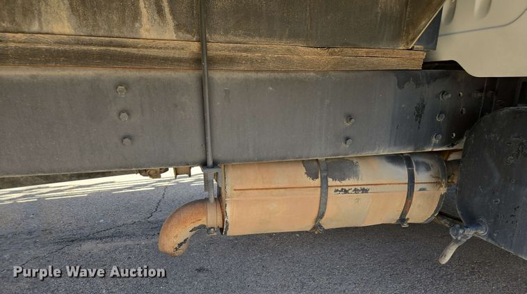 image for item EC0989 1995 International 4700  flatbed truck