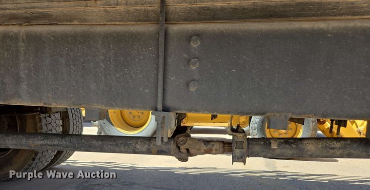 image for item EC0989 1995 International 4700  flatbed truck