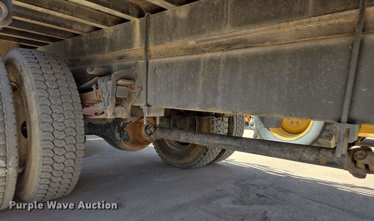 image for item EC0989 1995 International 4700  flatbed truck