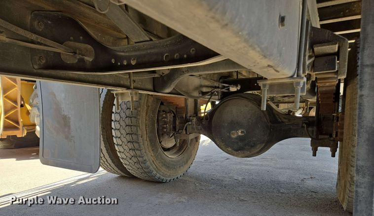 image for item EC0989 1995 International 4700  flatbed truck