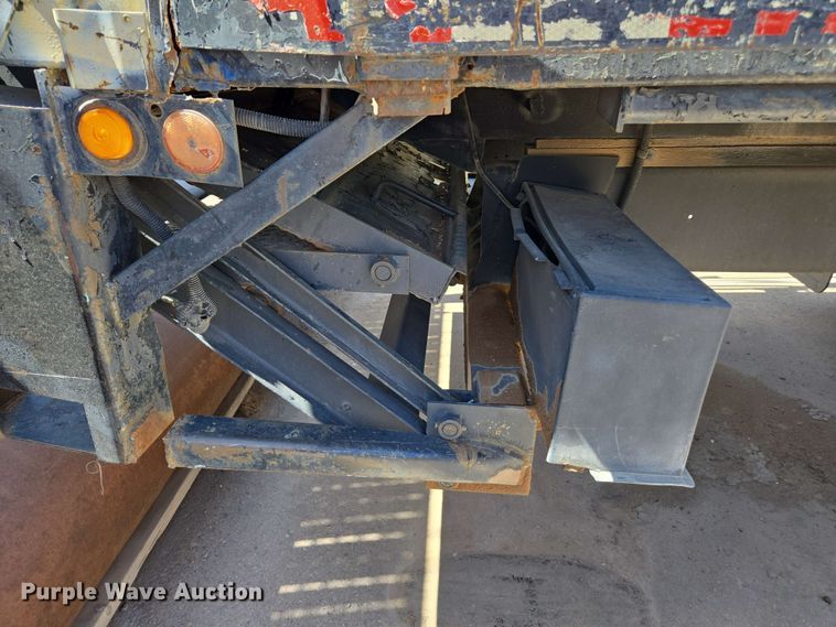 image for item EC0989 1995 International 4700  flatbed truck