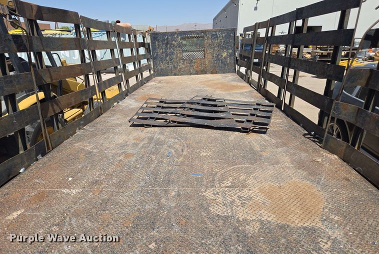 image for item EC0989 1995 International 4700  flatbed truck