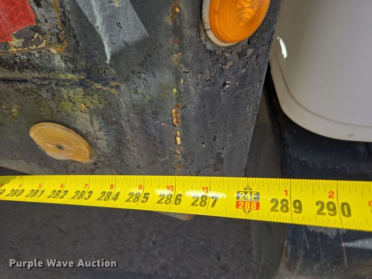 image for item EC0989 1995 International 4700  flatbed truck