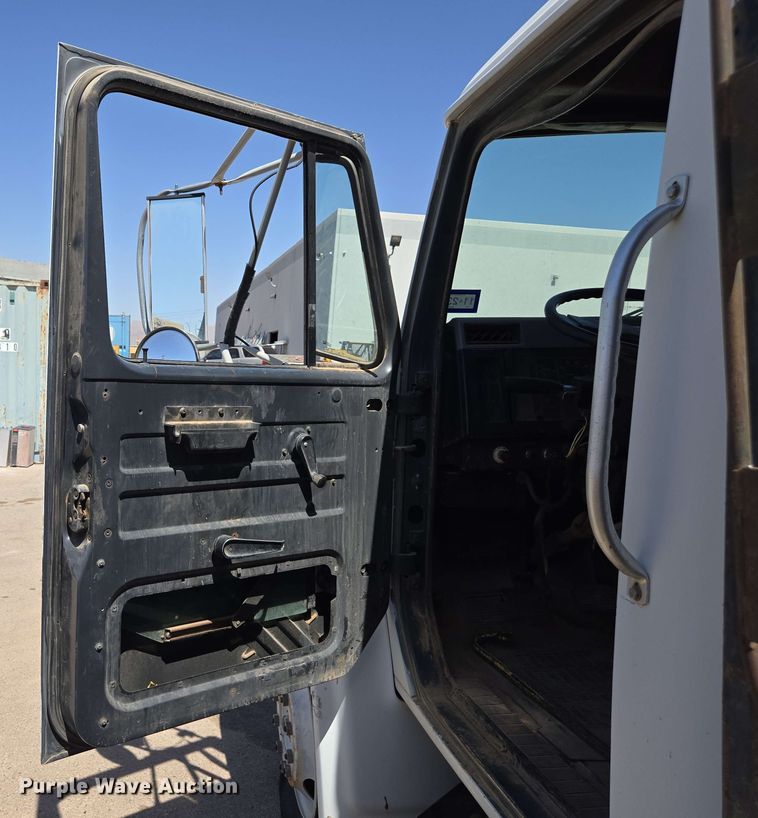 image for item EC0989 1995 International 4700  flatbed truck