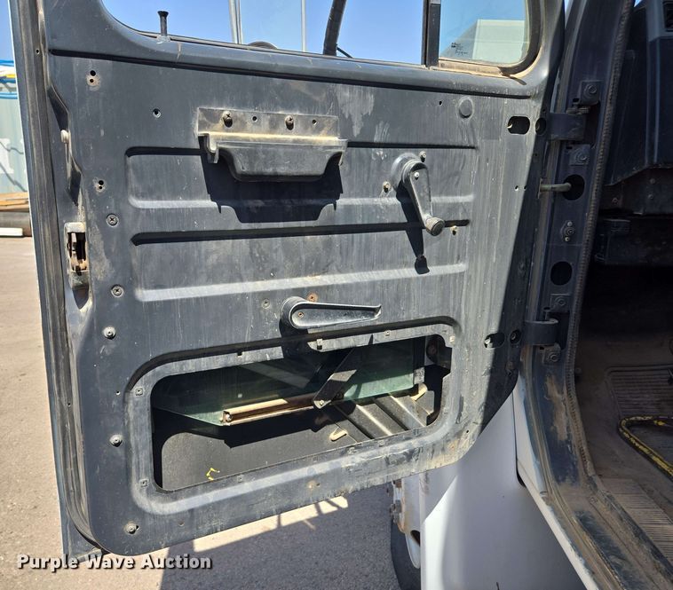 image for item EC0989 1995 International 4700  flatbed truck