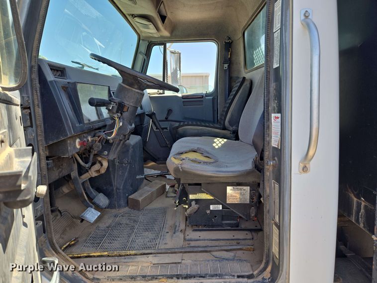 image for item EC0989 1995 International 4700  flatbed truck