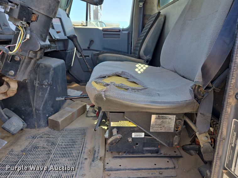 image for item EC0989 1995 International 4700  flatbed truck