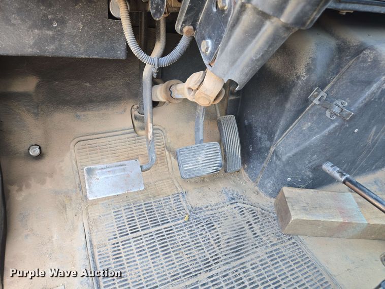 image for item EC0989 1995 International 4700  flatbed truck