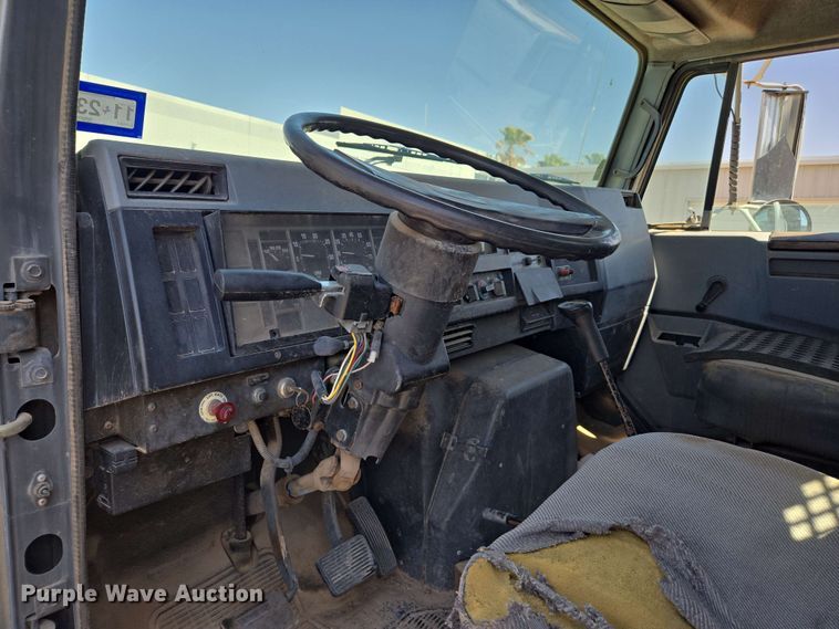 image for item EC0989 1995 International 4700  flatbed truck