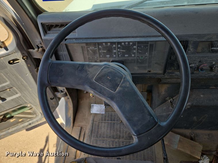 image for item EC0989 1995 International 4700  flatbed truck