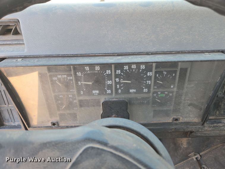 image for item EC0989 1995 International 4700  flatbed truck