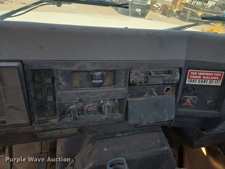 image for item EC0989 1995 International 4700  flatbed truck