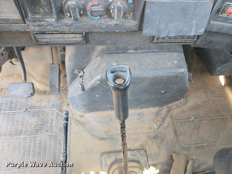 image for item EC0989 1995 International 4700  flatbed truck