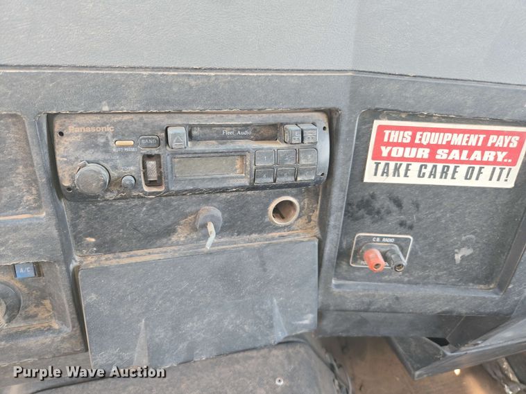 image for item EC0989 1995 International 4700  flatbed truck