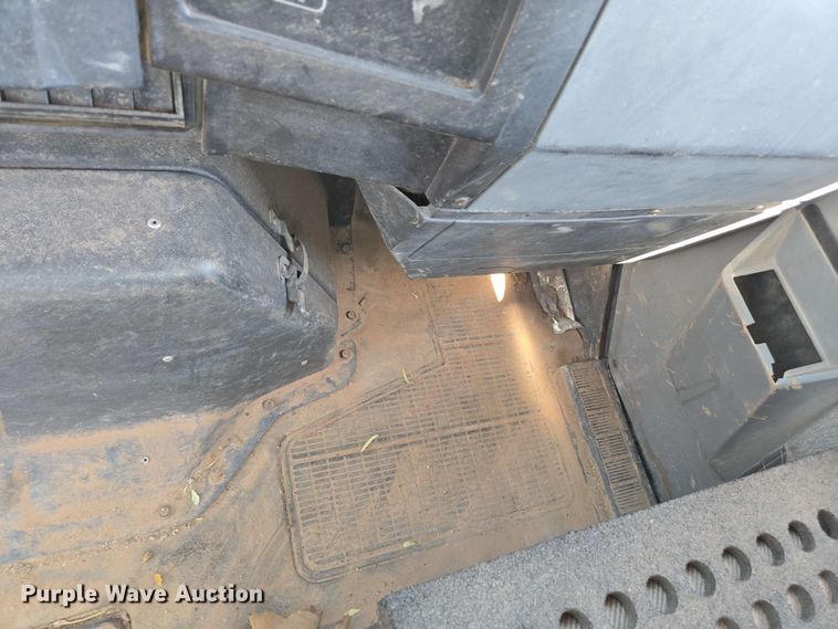 image for item EC0989 1995 International 4700  flatbed truck