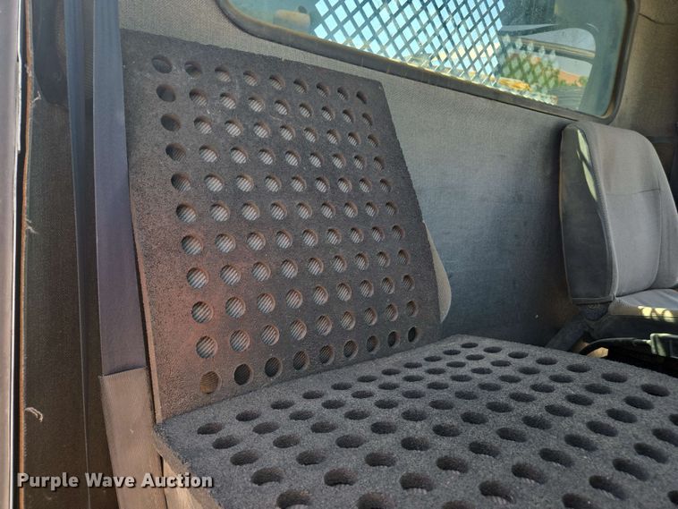 image for item EC0989 1995 International 4700  flatbed truck