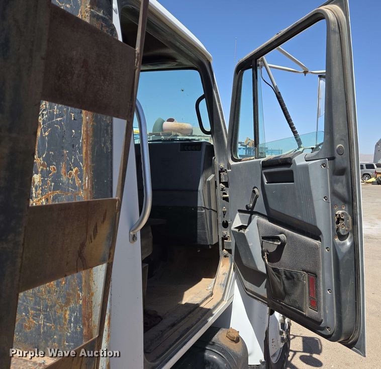 image for item EC0989 1995 International 4700  flatbed truck