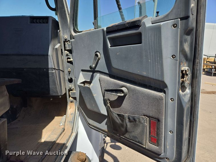 image for item EC0989 1995 International 4700  flatbed truck