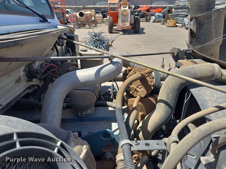 image for item EC0989 1995 International 4700  flatbed truck