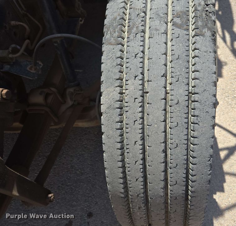 image for item EC0989 1995 International 4700  flatbed truck