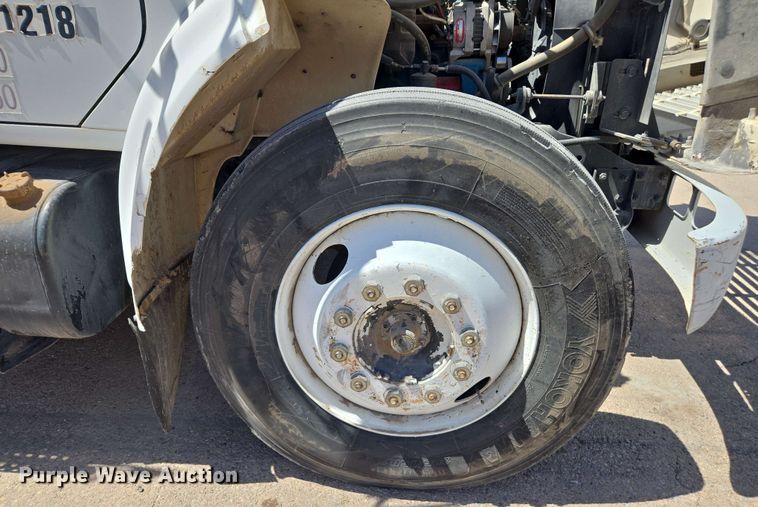 image for item EC0989 1995 International 4700  flatbed truck