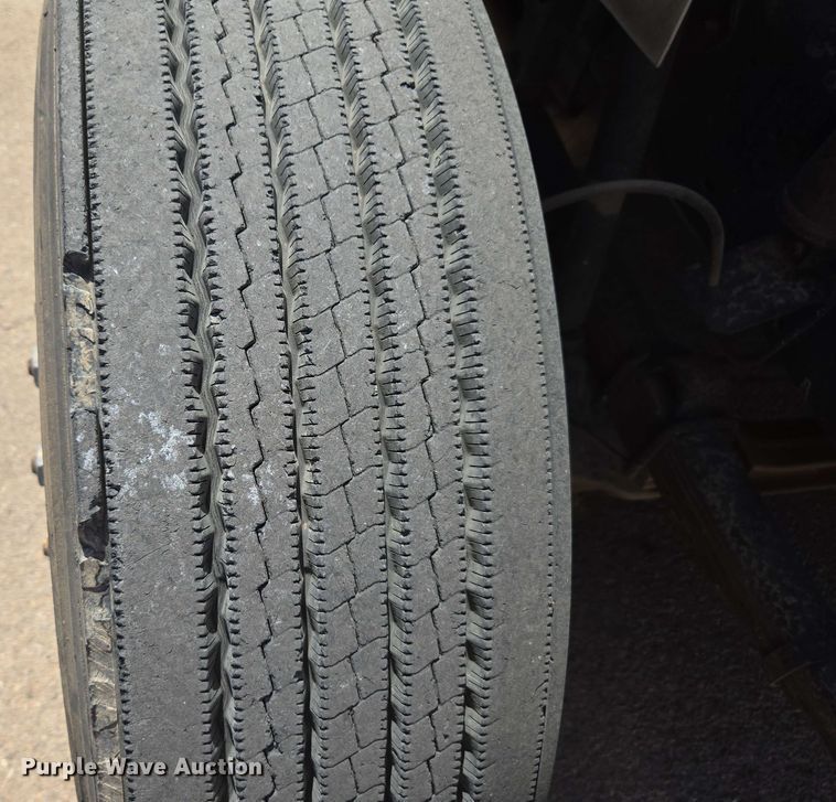 image for item EC0989 1995 International 4700  flatbed truck