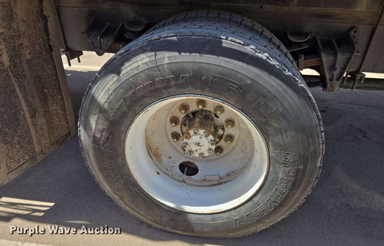 image for item EC0989 1995 International 4700  flatbed truck