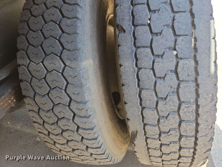 image for item EC0989 1995 International 4700  flatbed truck