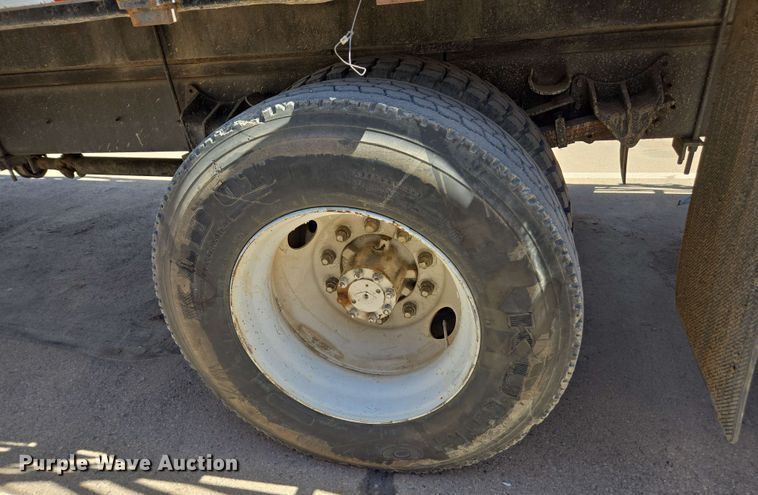 image for item EC0989 1995 International 4700  flatbed truck