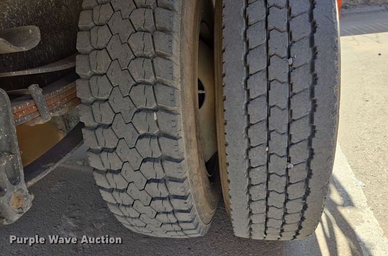 image for item EC0989 1995 International 4700  flatbed truck