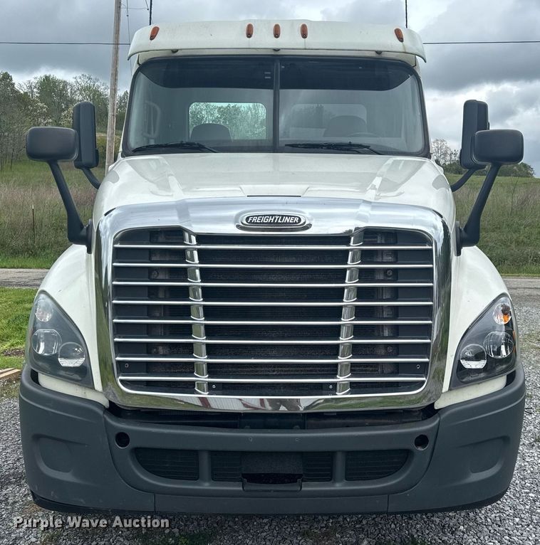 image for item EC3552 2016 Freightliner Cascadia semi truck