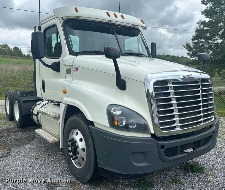 image for item EC3552 2016 Freightliner Cascadia semi truck