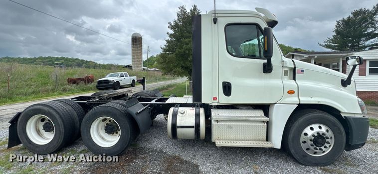 image for item EC3552 2016 Freightliner Cascadia semi truck