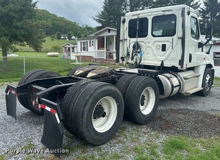 image for item EC3552 2016 Freightliner Cascadia semi truck