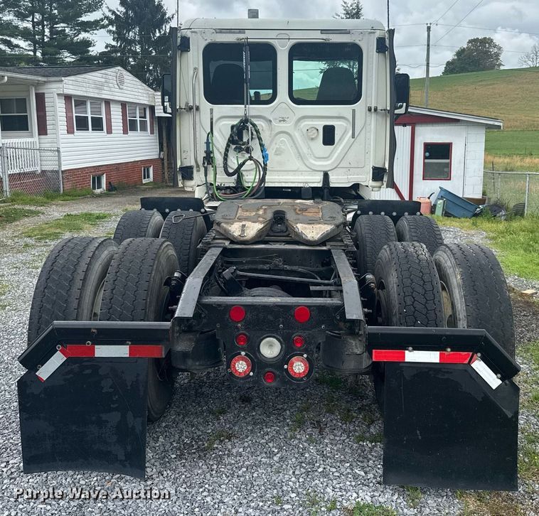 image for item EC3552 2016 Freightliner Cascadia semi truck