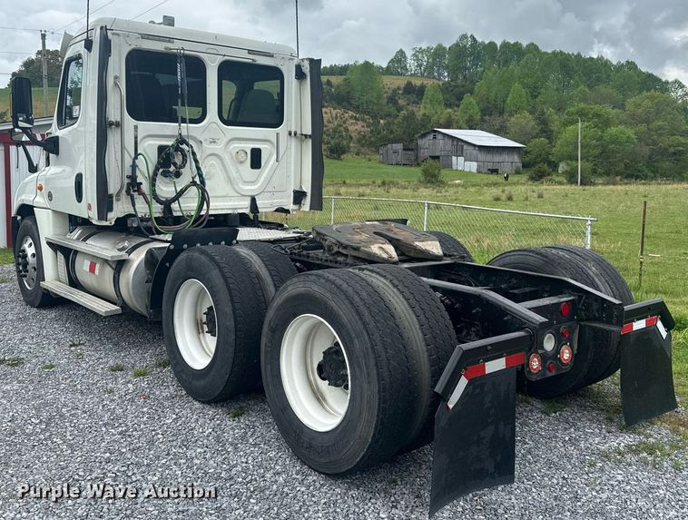 image for item EC3552 2016 Freightliner Cascadia semi truck