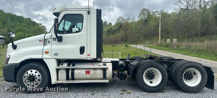 image for item EC3552 2016 Freightliner Cascadia semi truck