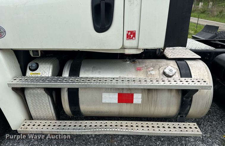 image for item EC3552 2016 Freightliner Cascadia semi truck