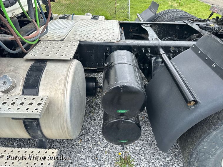 image for item EC3552 2016 Freightliner Cascadia semi truck