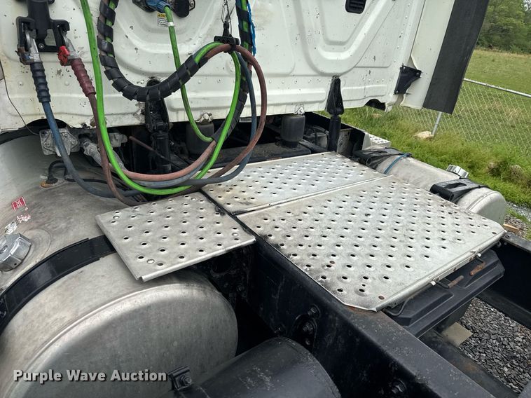 image for item EC3552 2016 Freightliner Cascadia semi truck