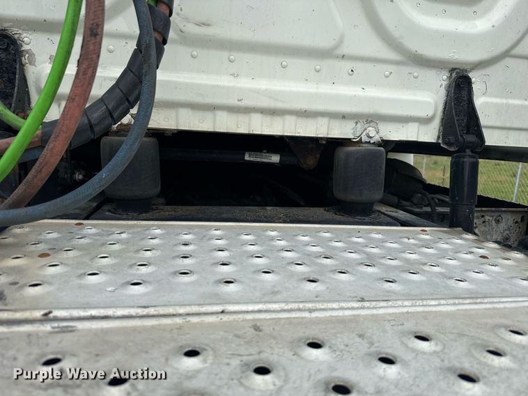 image for item EC3552 2016 Freightliner Cascadia semi truck