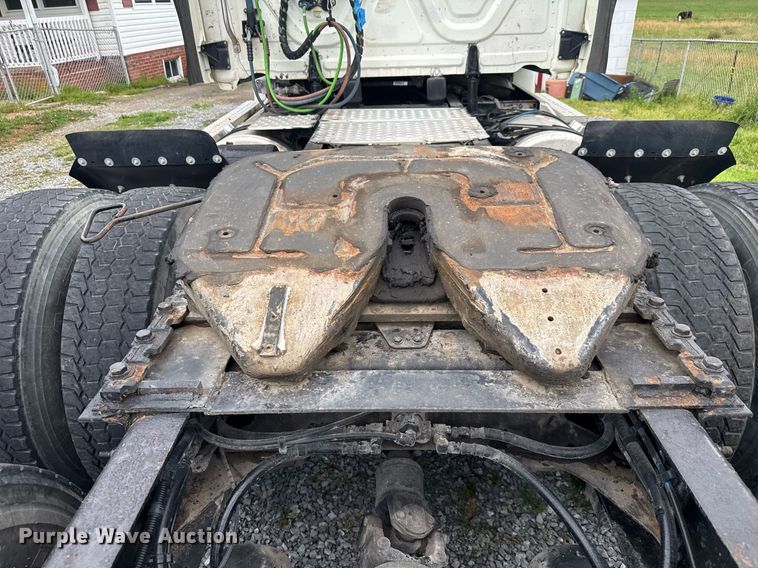 image for item EC3552 2016 Freightliner Cascadia semi truck