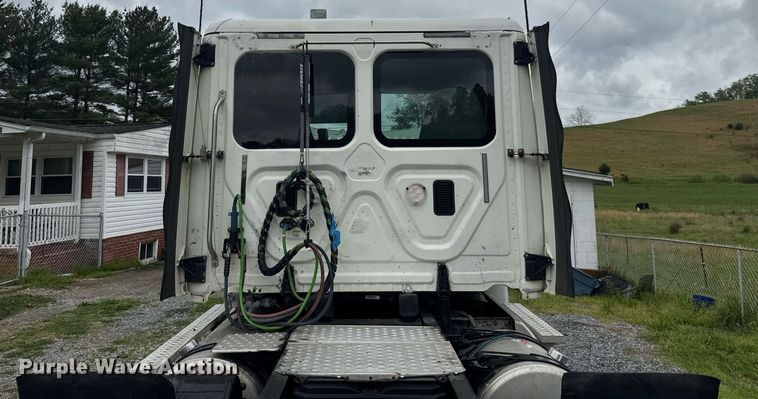 image for item EC3552 2016 Freightliner Cascadia semi truck