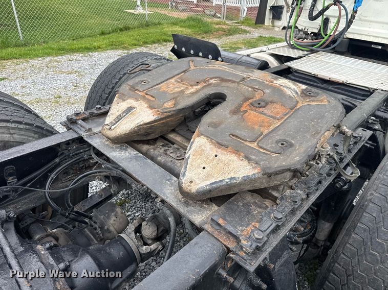 image for item EC3552 2016 Freightliner Cascadia semi truck