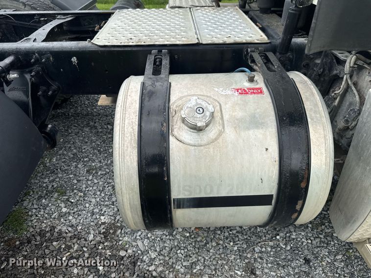 image for item EC3552 2016 Freightliner Cascadia semi truck