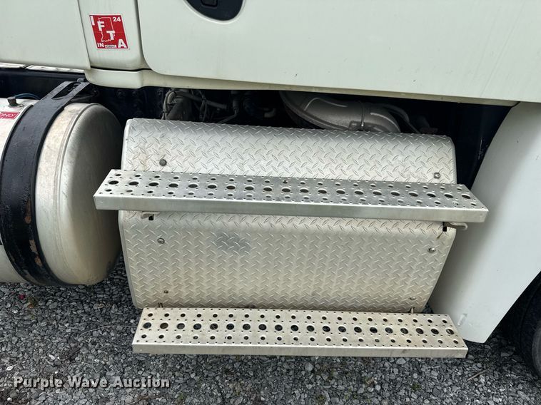 image for item EC3552 2016 Freightliner Cascadia semi truck