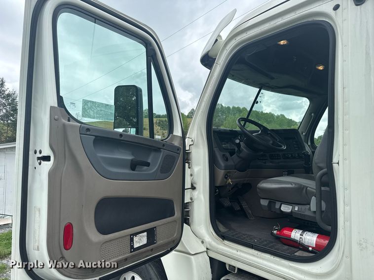 image for item EC3552 2016 Freightliner Cascadia semi truck