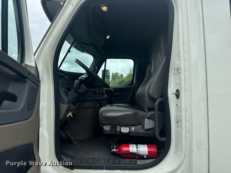 image for item EC3552 2016 Freightliner Cascadia semi truck